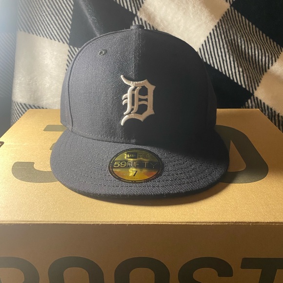 NEW ERA 59FIFTY RETRO ON-FIELD DETROIT TIGERS HOME HAT - NAVY! - Picture 1 of 2